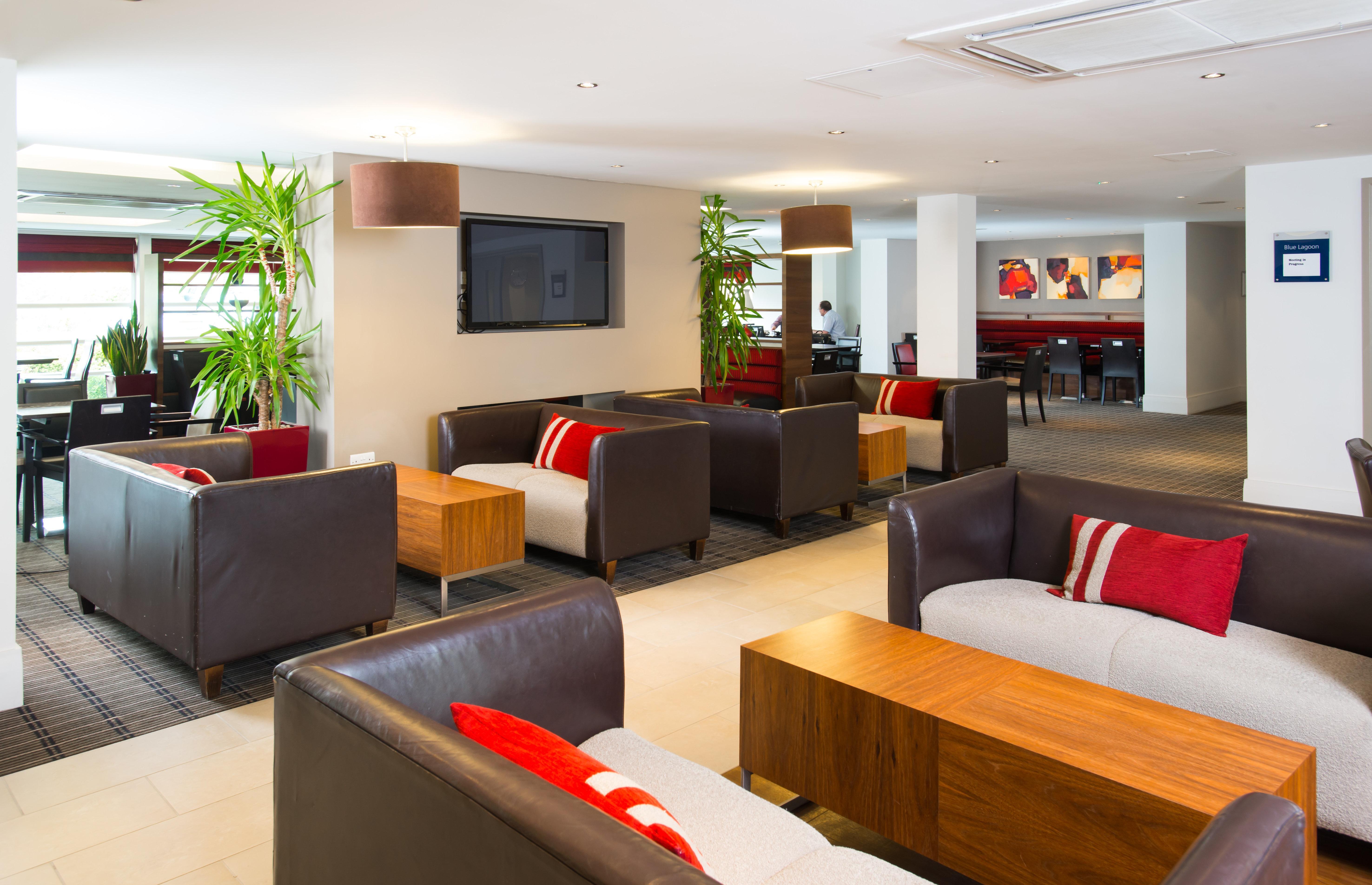 Holiday Inn Express Milton Keynes, An Ihg Hotel Екстериор снимка