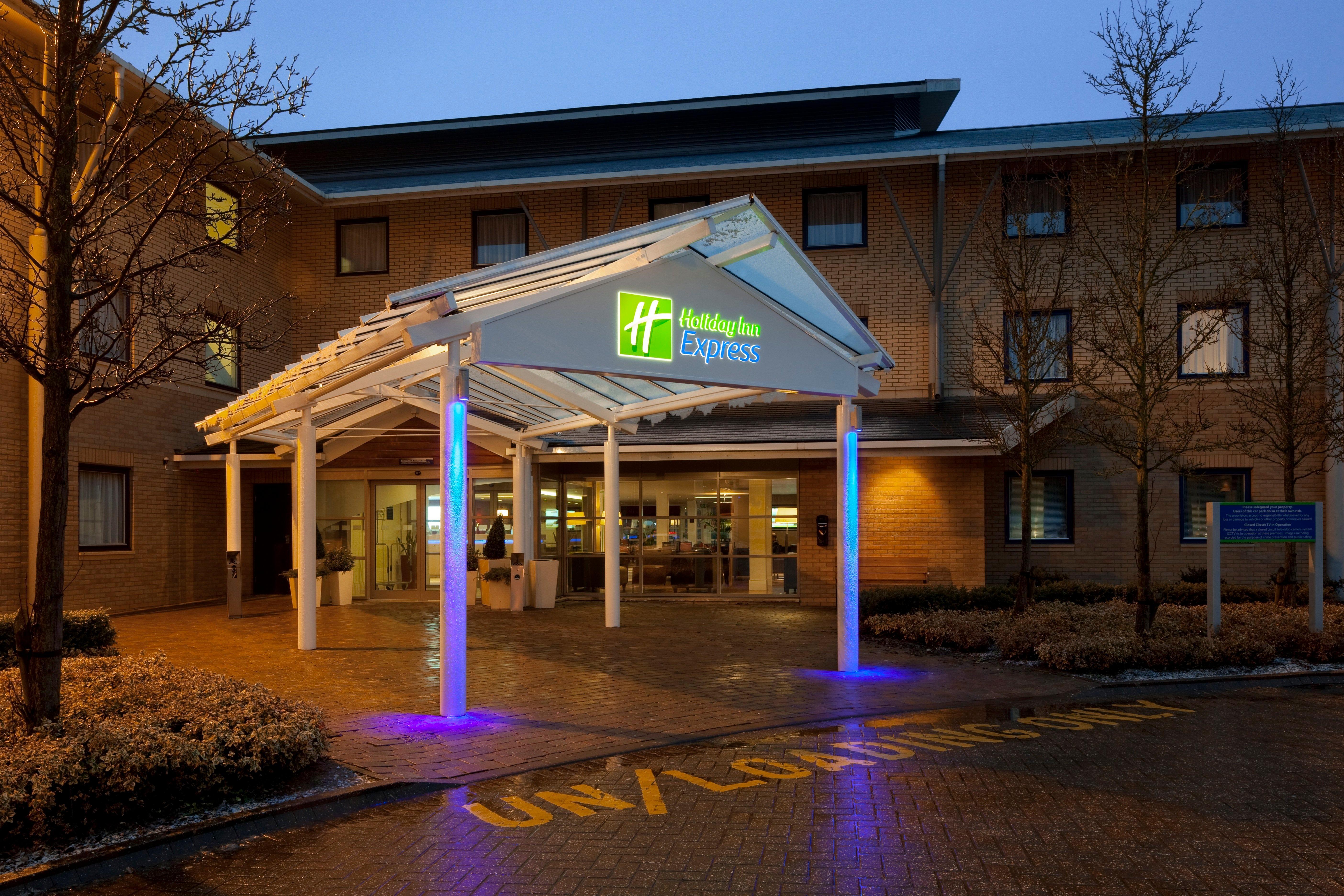 Holiday Inn Express Milton Keynes, An Ihg Hotel Екстериор снимка