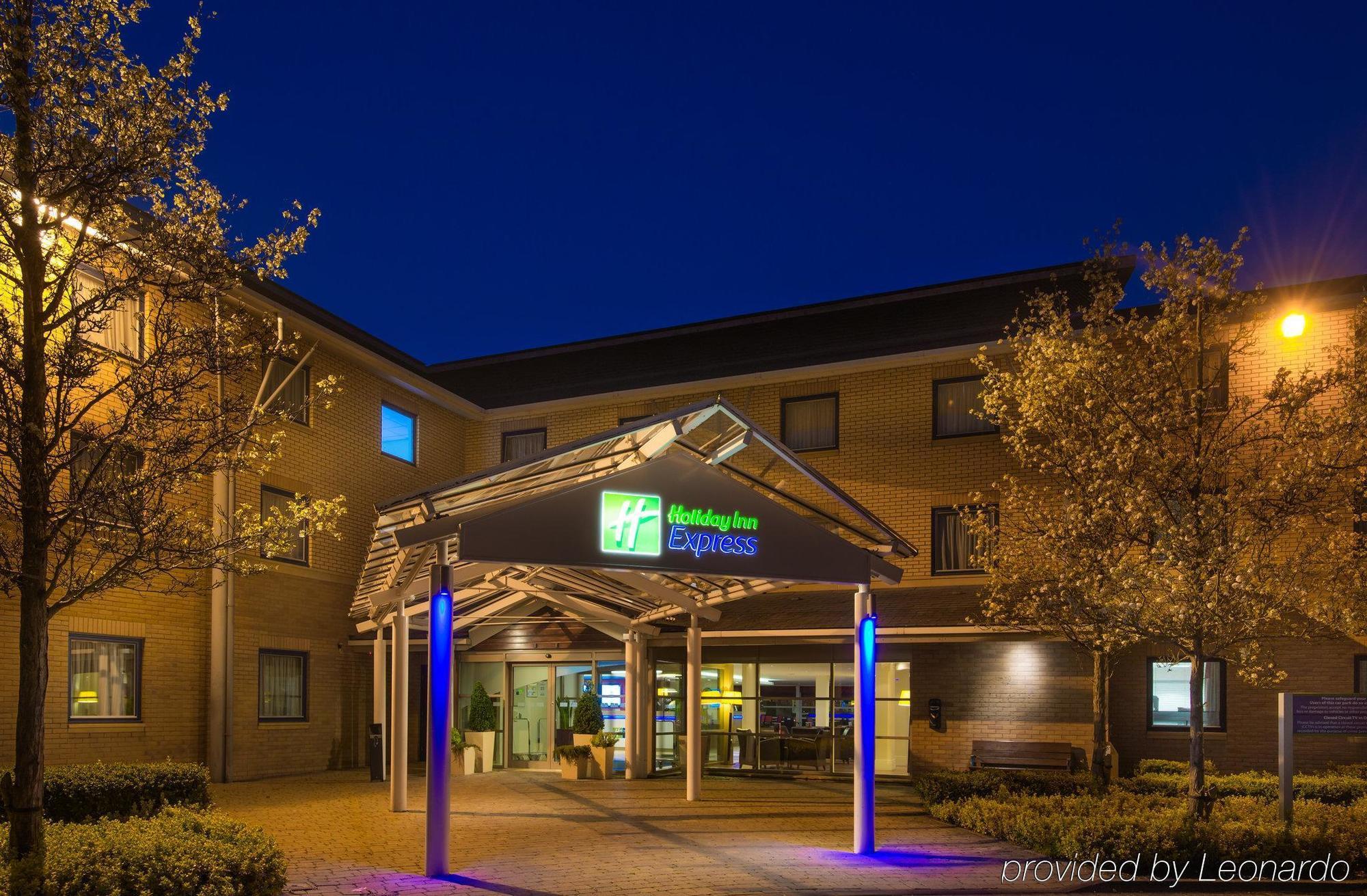 Holiday Inn Express Milton Keynes, An Ihg Hotel Екстериор снимка