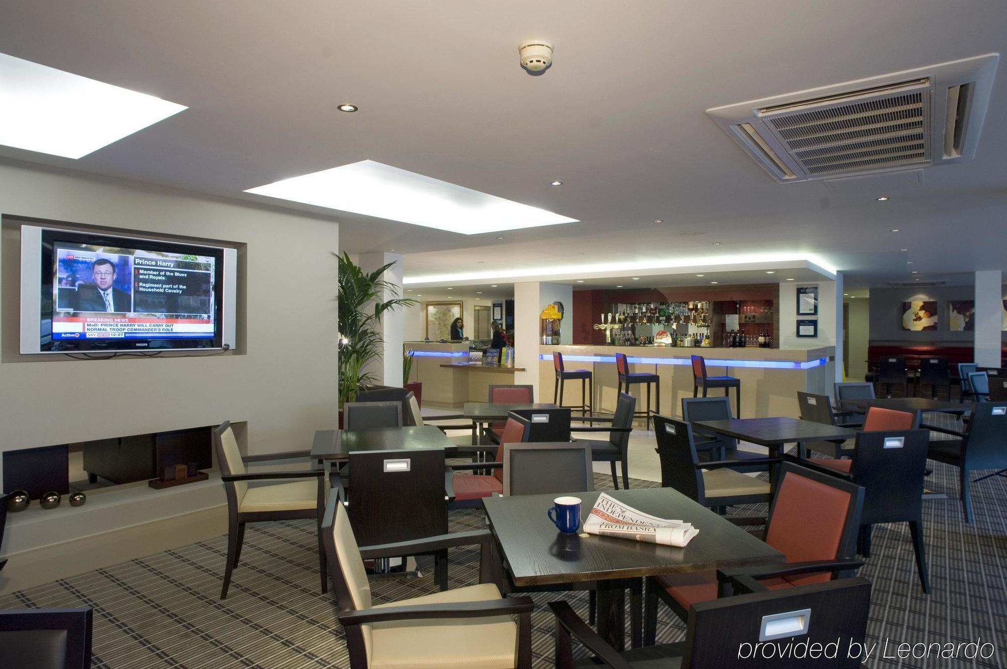 Holiday Inn Express Milton Keynes, An Ihg Hotel Ресторант снимка