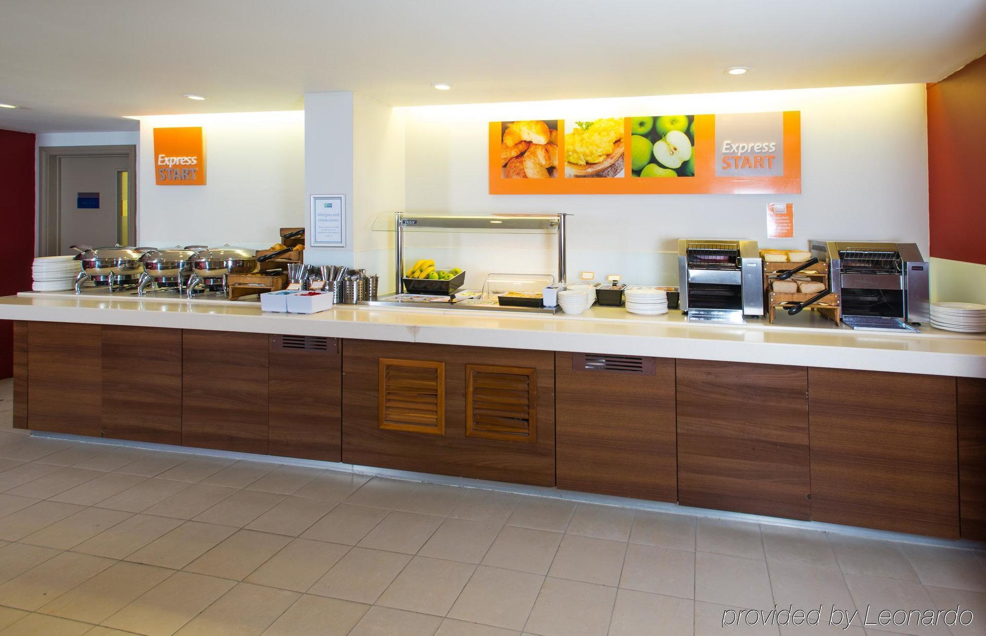 Holiday Inn Express Milton Keynes, An Ihg Hotel Екстериор снимка