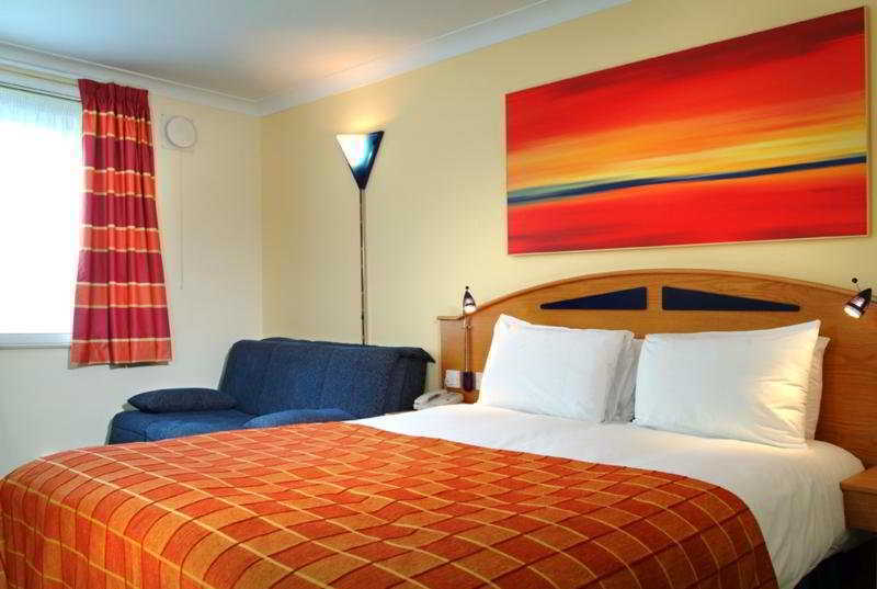 Holiday Inn Express Milton Keynes, An Ihg Hotel Стая снимка