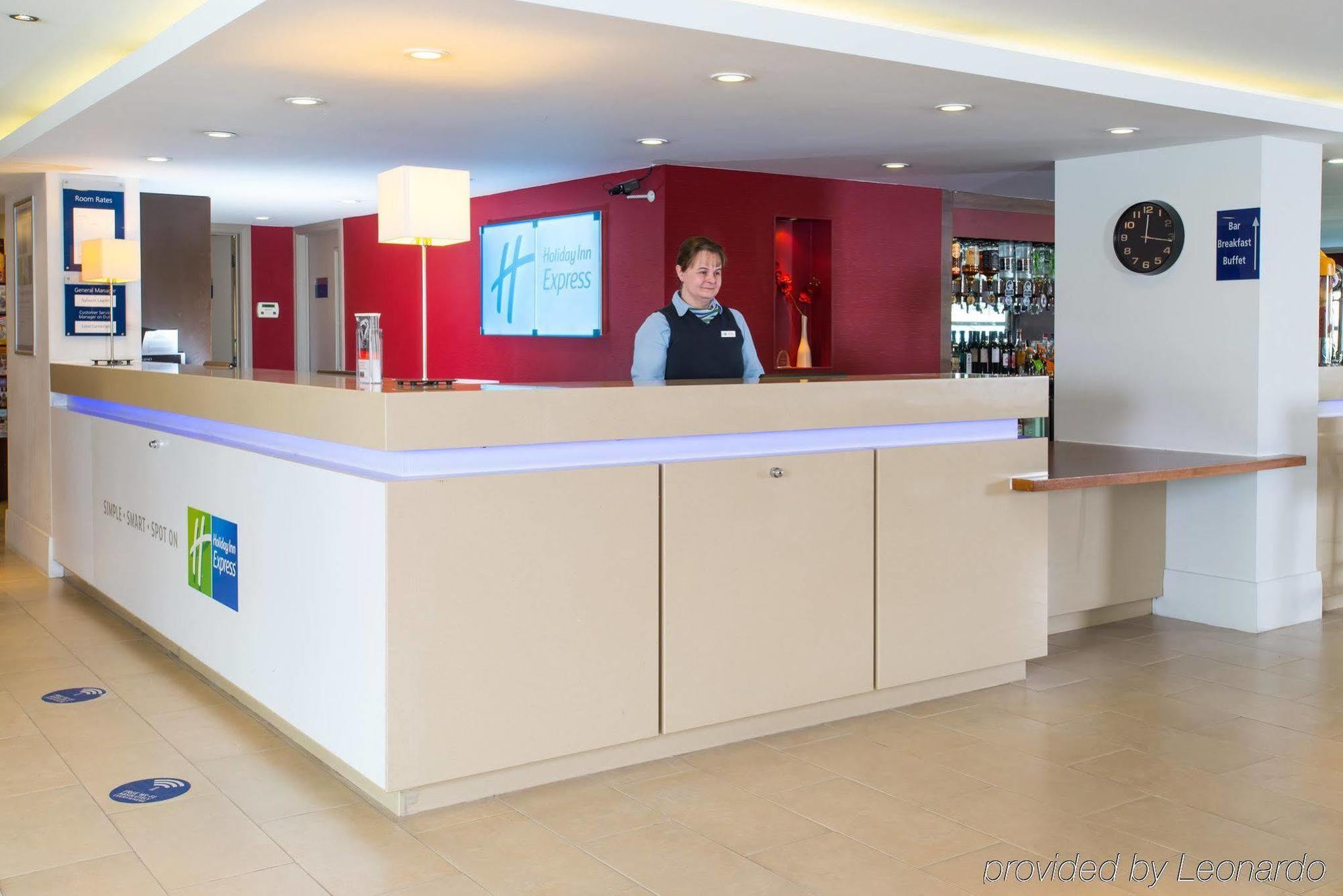 Holiday Inn Express Milton Keynes, An Ihg Hotel Екстериор снимка