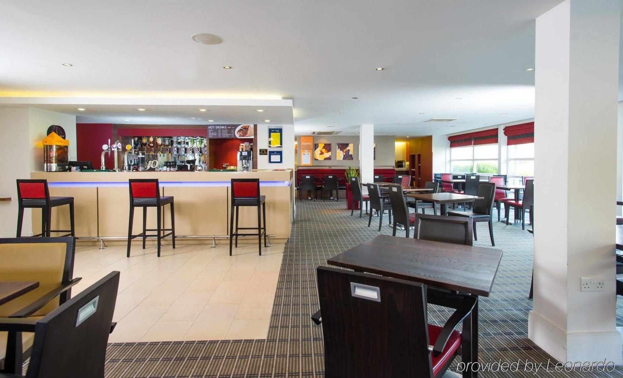 Holiday Inn Express Milton Keynes, An Ihg Hotel Екстериор снимка